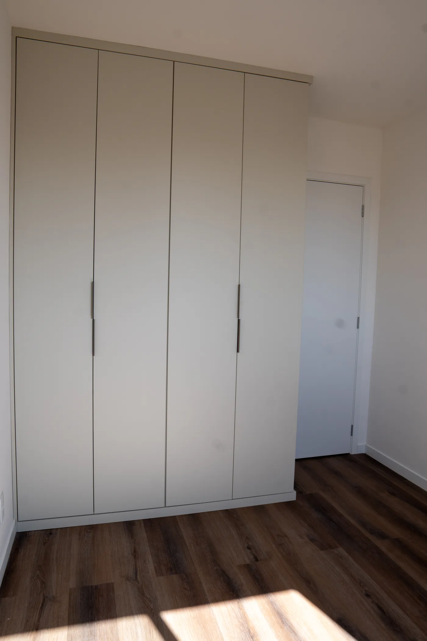 Quarto do Torre Evidence com armário planejado de portas claras