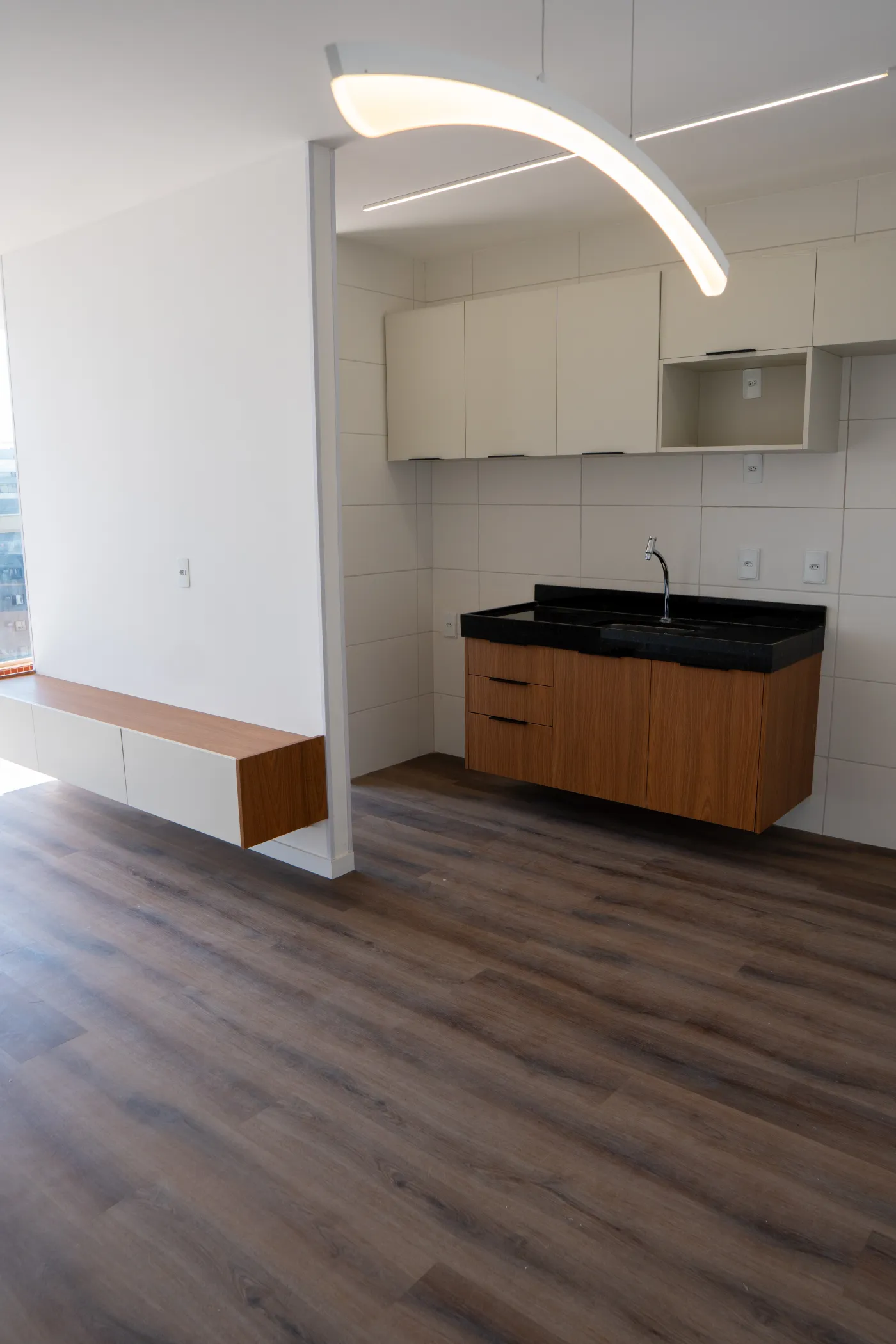 Integração entre sala e cozinha do apartamento Torre Evidence