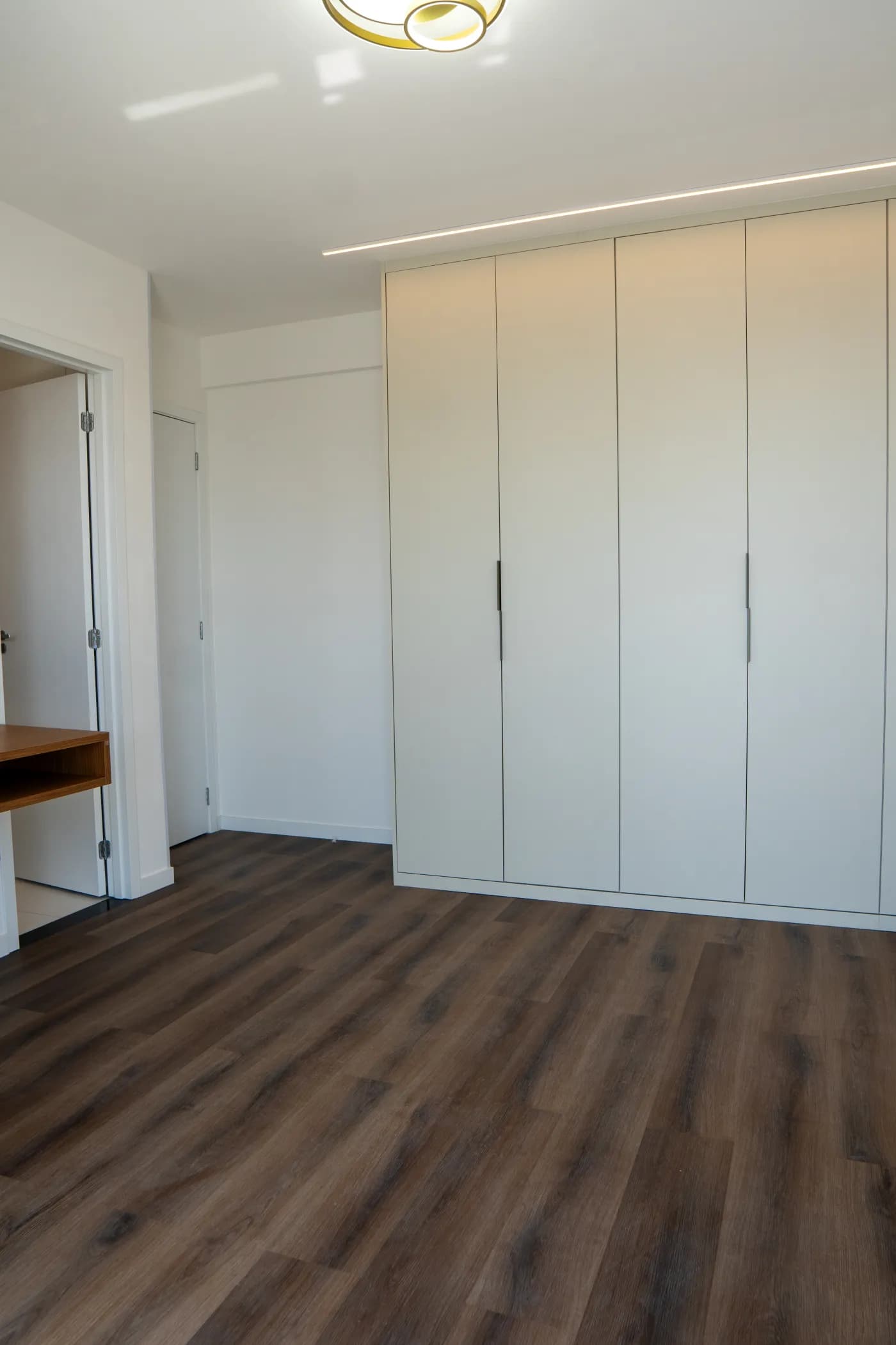 Quarto do apartamento Torre Evidence com armário planejado até o teto