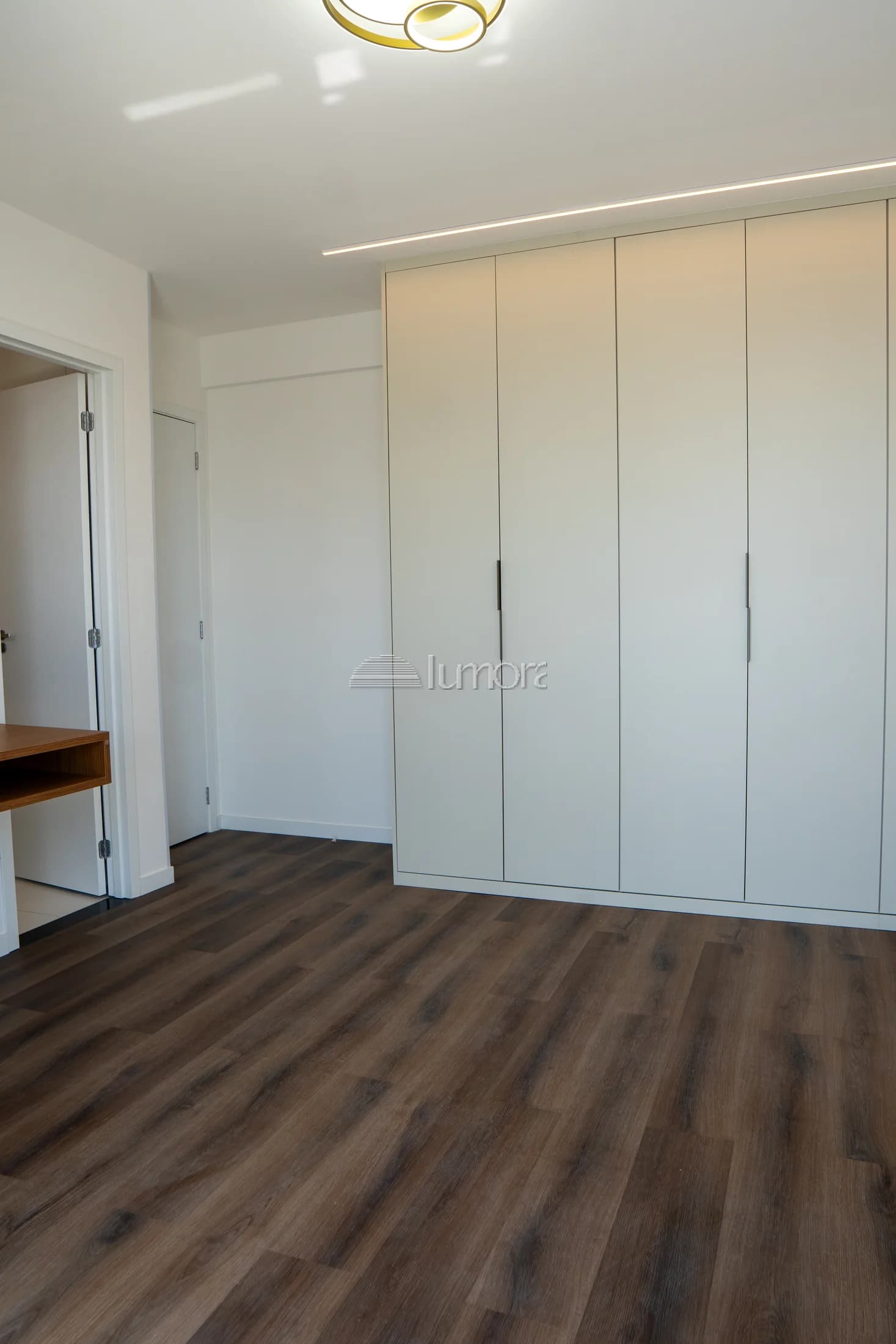 Quarto do Torre Evidence com armários planejados até o teto
