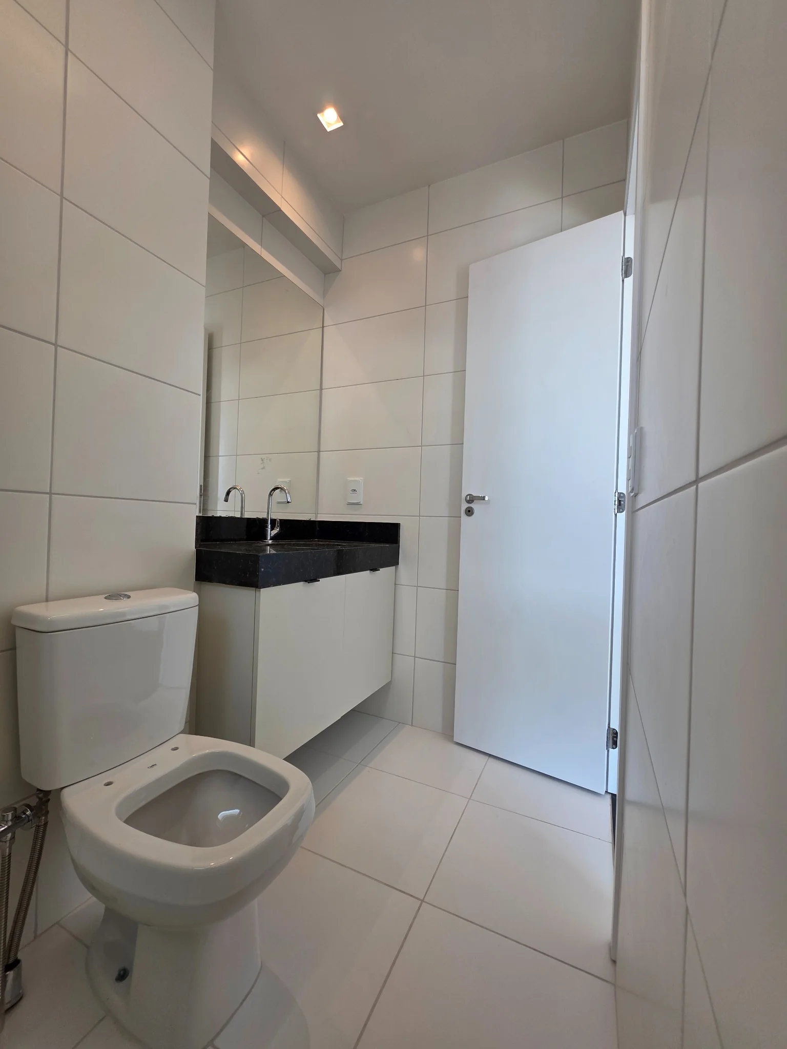 Banheiro do apartamento Torre Evidence com móveis planejados
