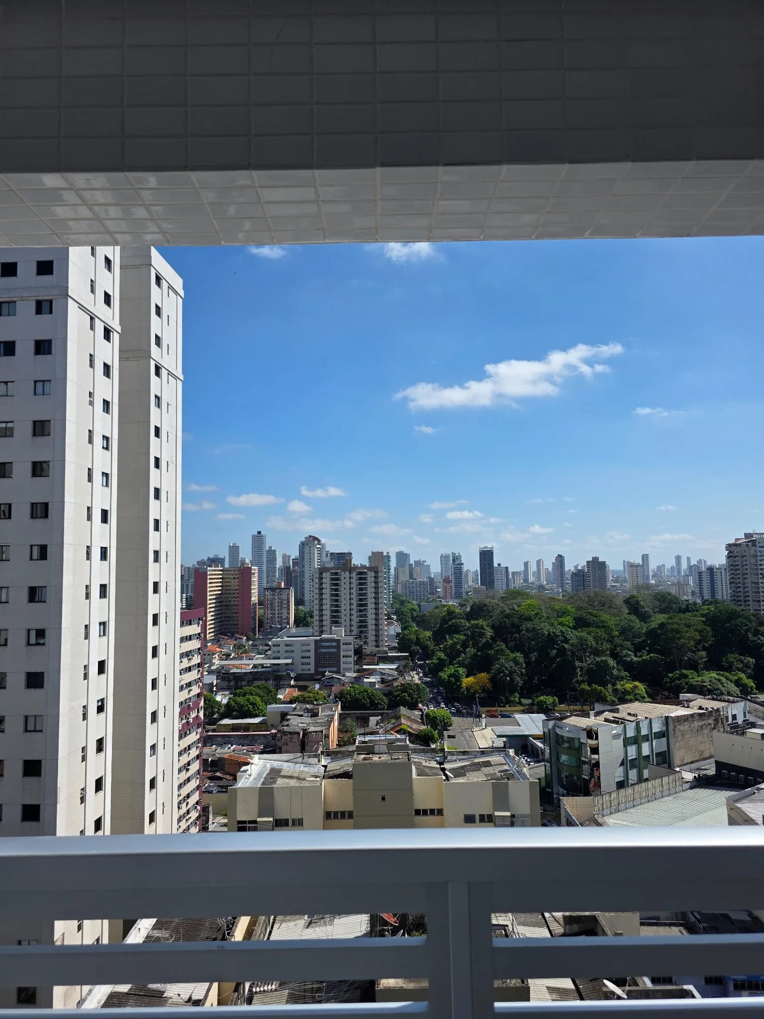 Vista urbana de Belém a partir do andar alto do Torre Evidence